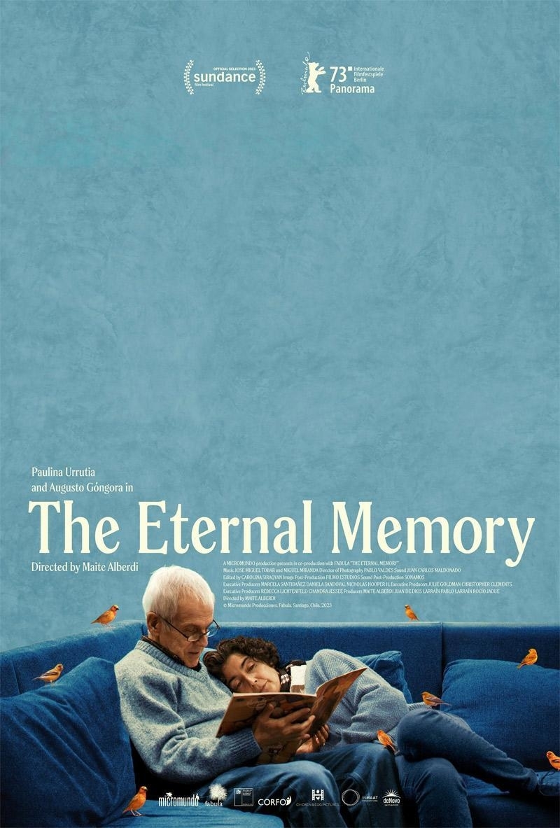 Póster de "The Eternal Memory" con Paulina Urrutia abrazando a un hombre mayor mientras descansan en un sofá, promoción de festival de cine