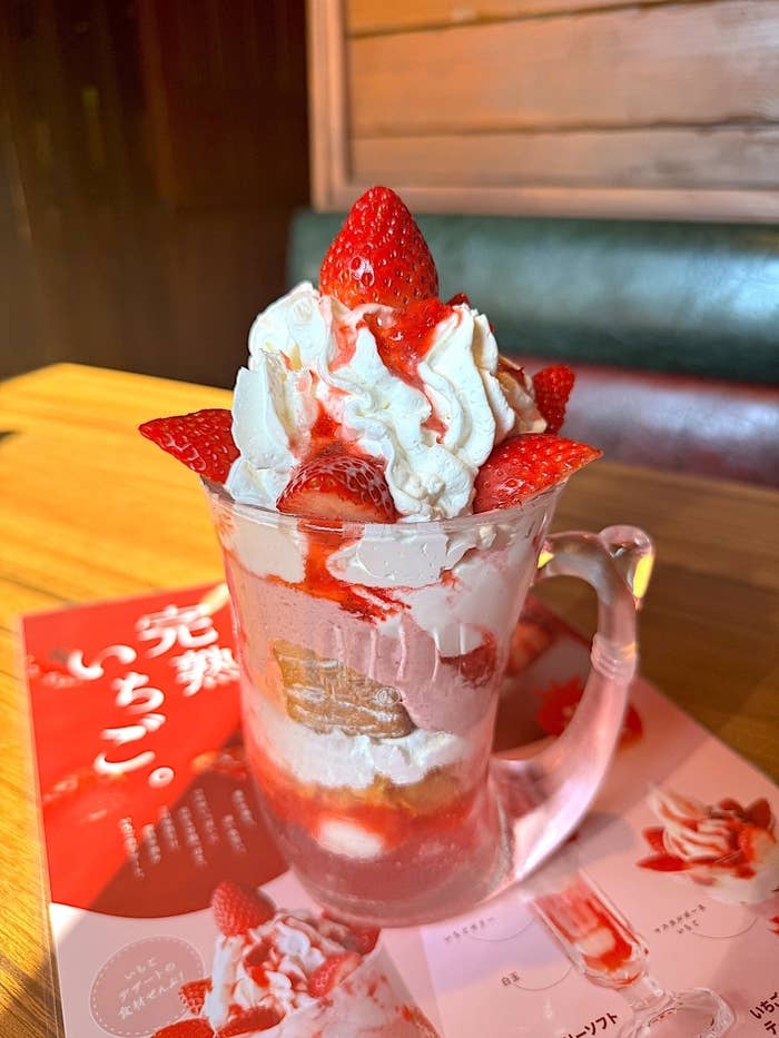びっくりドンキーのおすすめイチゴデザート「ジョッキパフェ(いちご)」