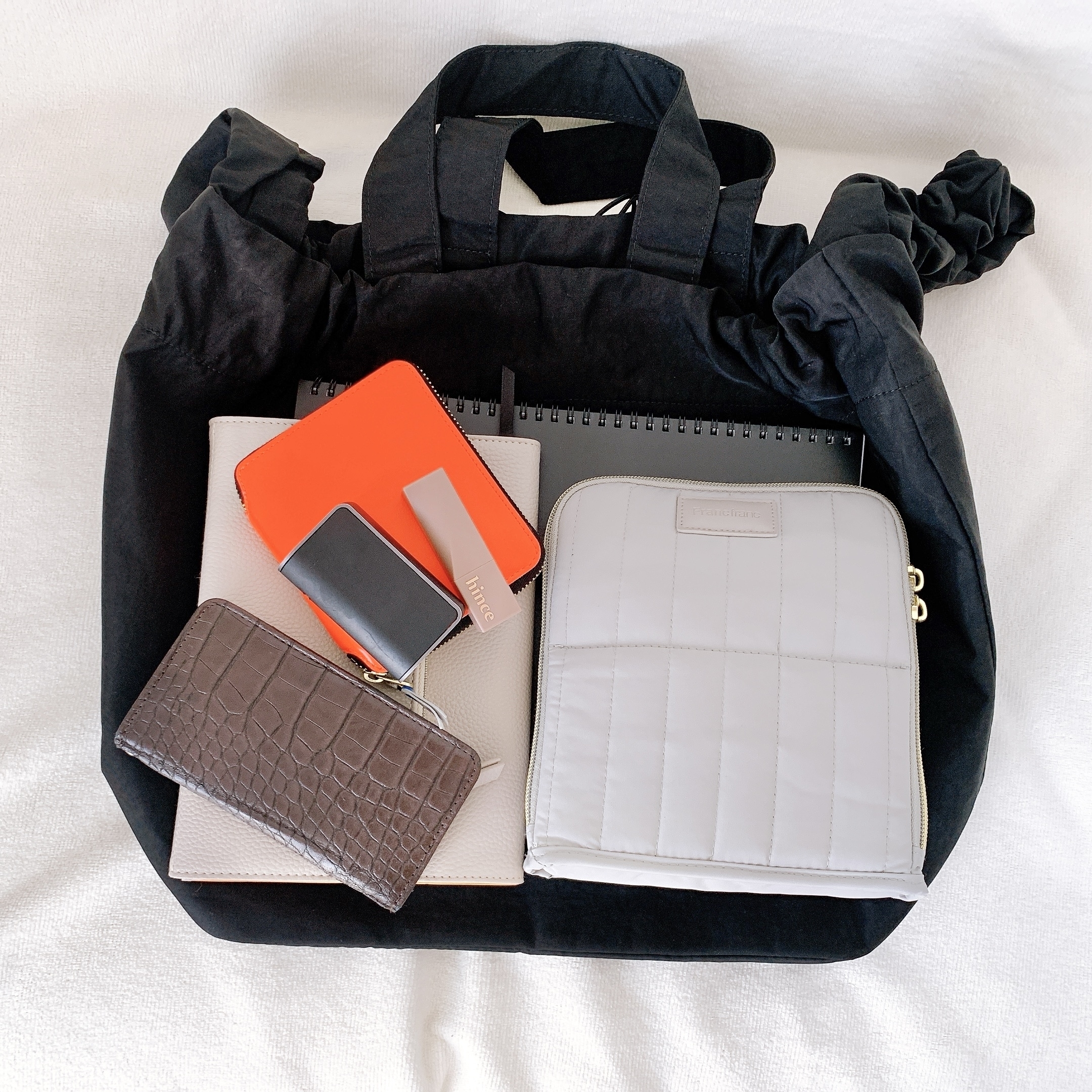 GLOBAL WORK(グローバルワーク)の大容量バッグ「撥水クシュクシュ2WAYショルダー/990406」