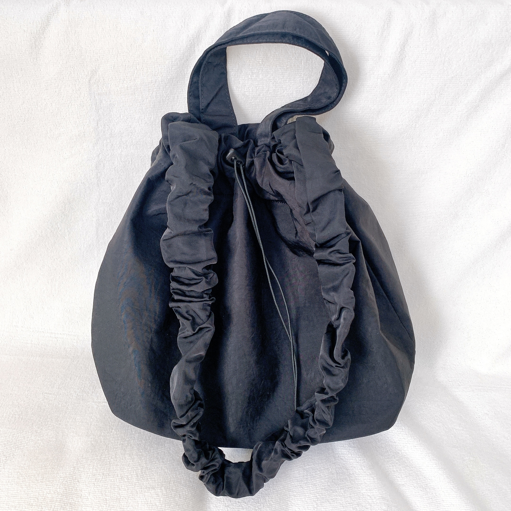 GLOBAL WORK(グローバルワーク)の大容量バッグ「撥水クシュクシュ2WAYショルダー/990406」