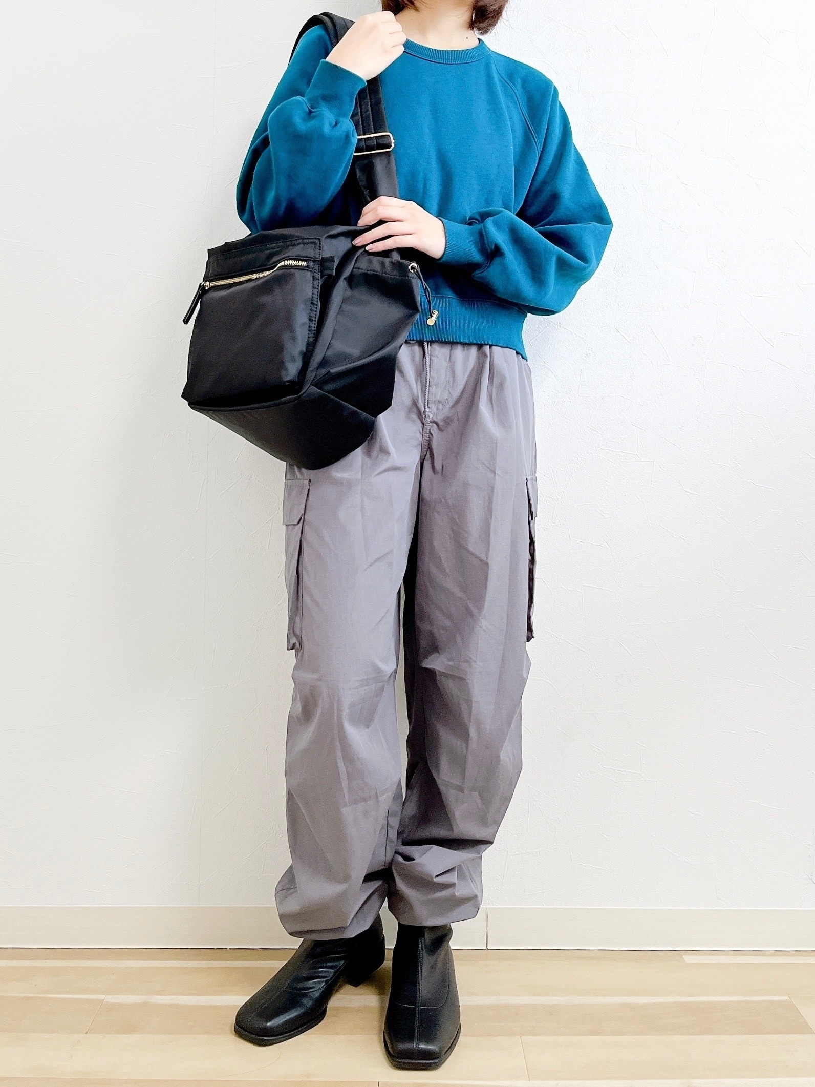 GLOBAL WORK(グローバルワーク)の大容量バッグ「撥水軽量8ポケショルダー」のコーディネート