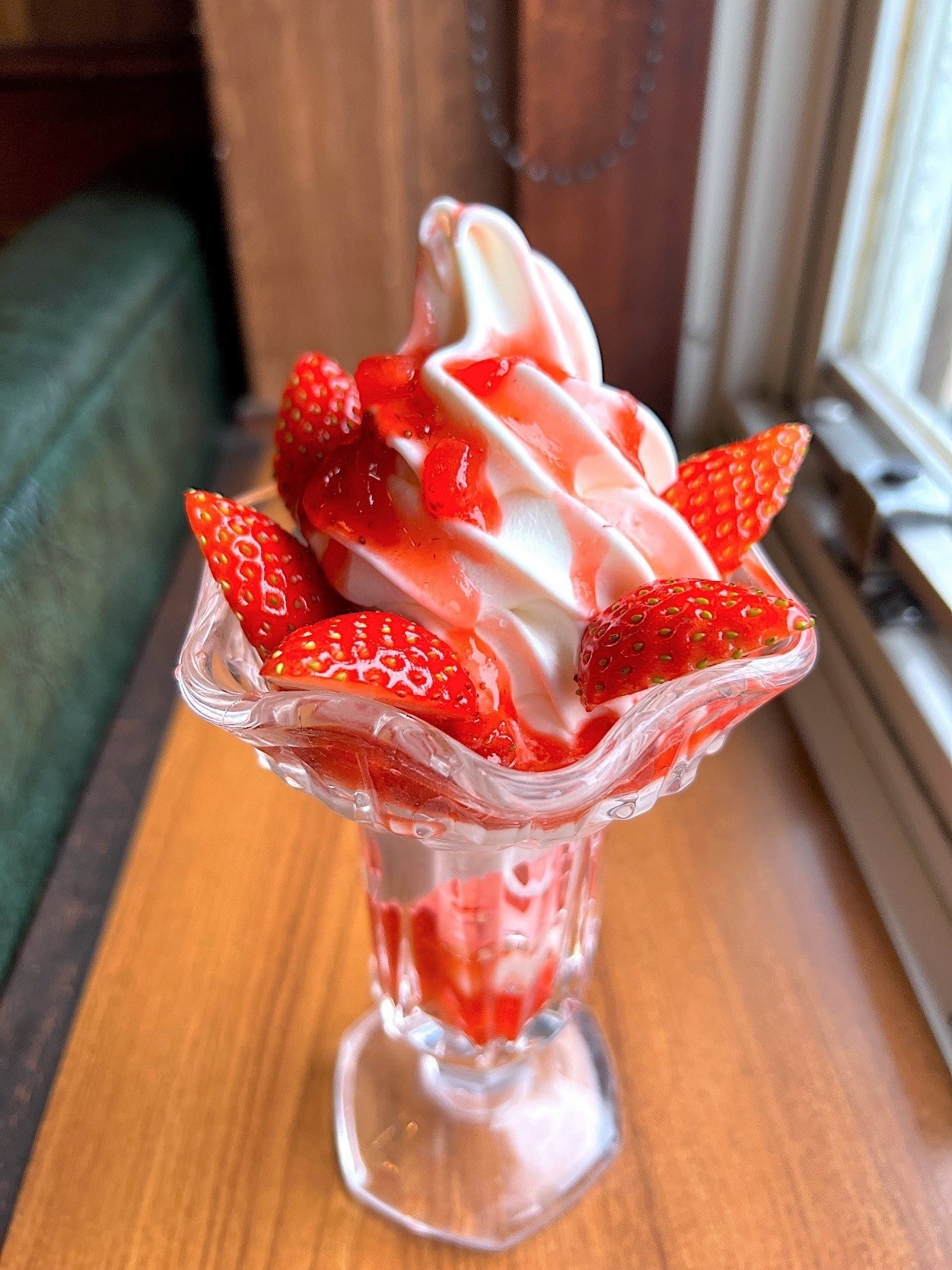 びっくりドンキーのおすすめイチゴデザート「ストロベリーソフトデラックス」