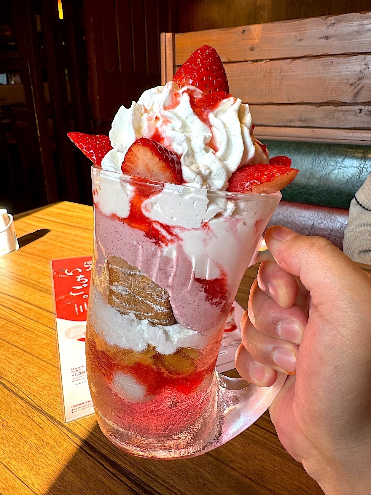 びっくりドンキーのおすすめイチゴデザート「ジョッキパフェ(いちご)」