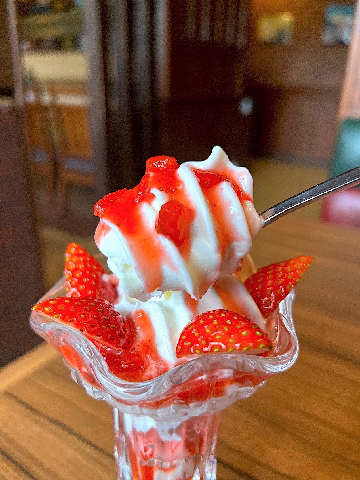 びっくりドンキーのおすすめイチゴデザート「ストロベリーソフトデラックス」