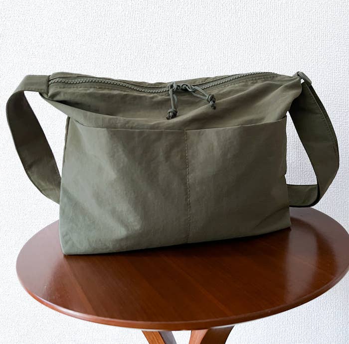 GLOBAL WORK(グローバルワーク)の大容量バッグ「撥水ライト5ポケットミニショルダー」