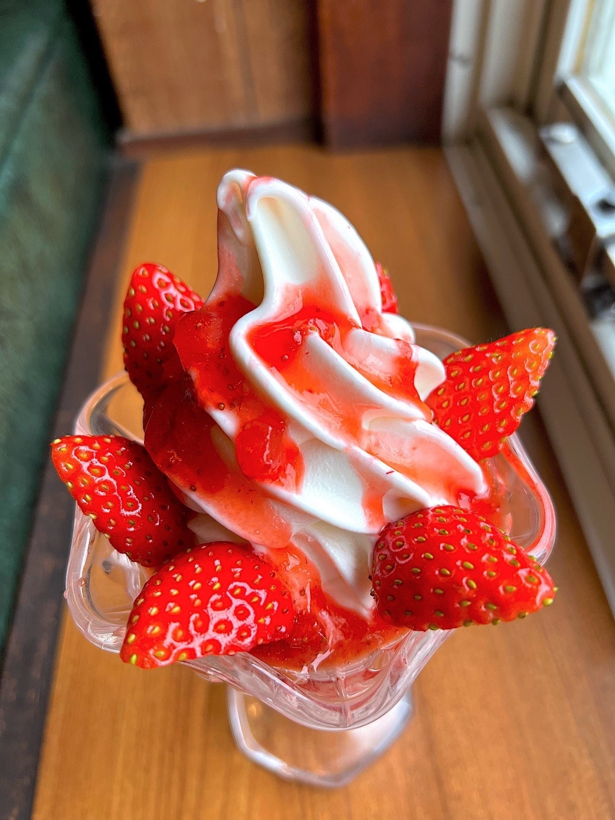 びっくりドンキーのおすすめイチゴデザート「ストロベリーソフトデラックス」