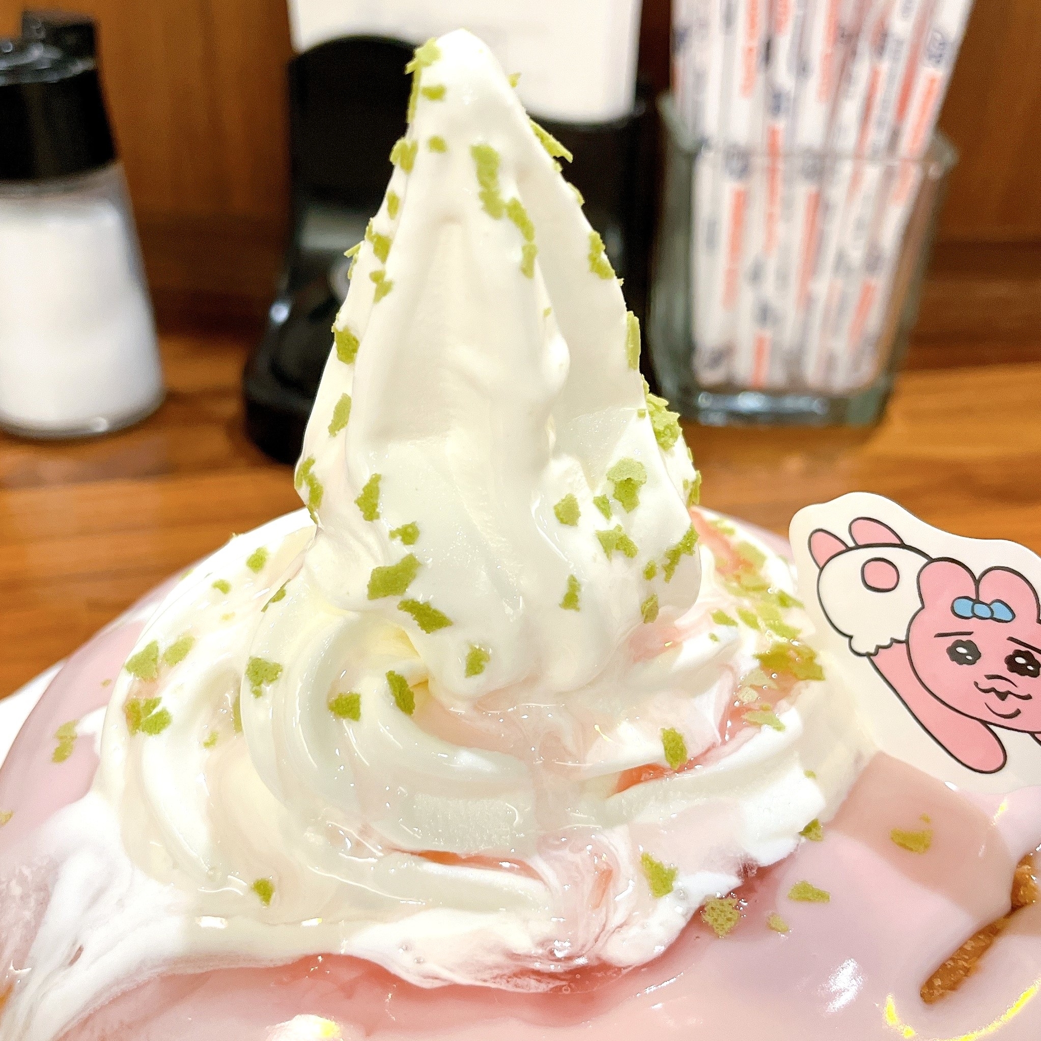 コメダ珈琲店のオススメのメニュー「桜咲くおぱんちゅうさぎのシロノワール」