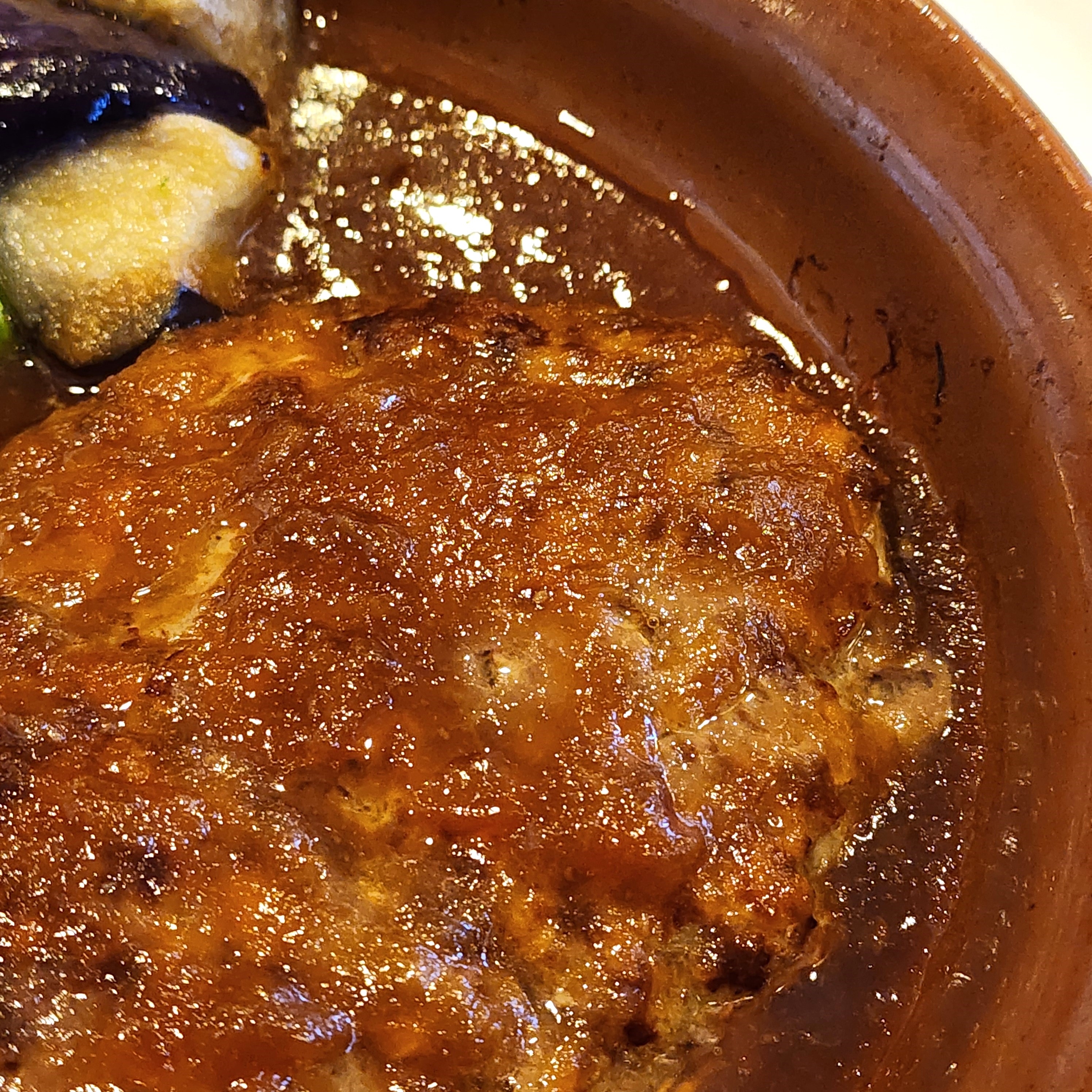 ガストのおすすめフード「ビーフ100％粗挽きステーキハンバーグ〜オニオンソース〜」