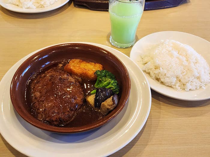 ガストのおすすめフード「ビーフ100％粗挽きステーキハンバーグ〜オニオンソース〜」