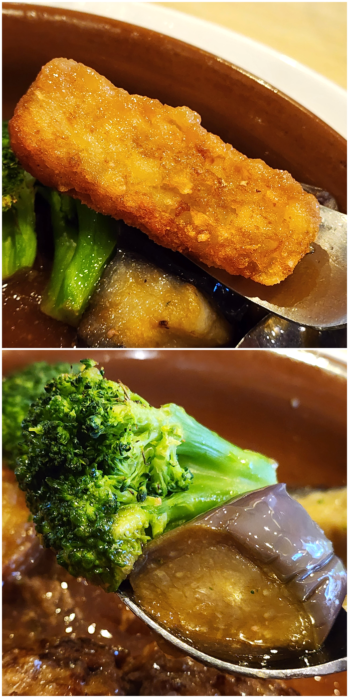 ガストのおすすめフード「ビーフ100％粗挽きステーキハンバーグ〜オニオンソース〜」