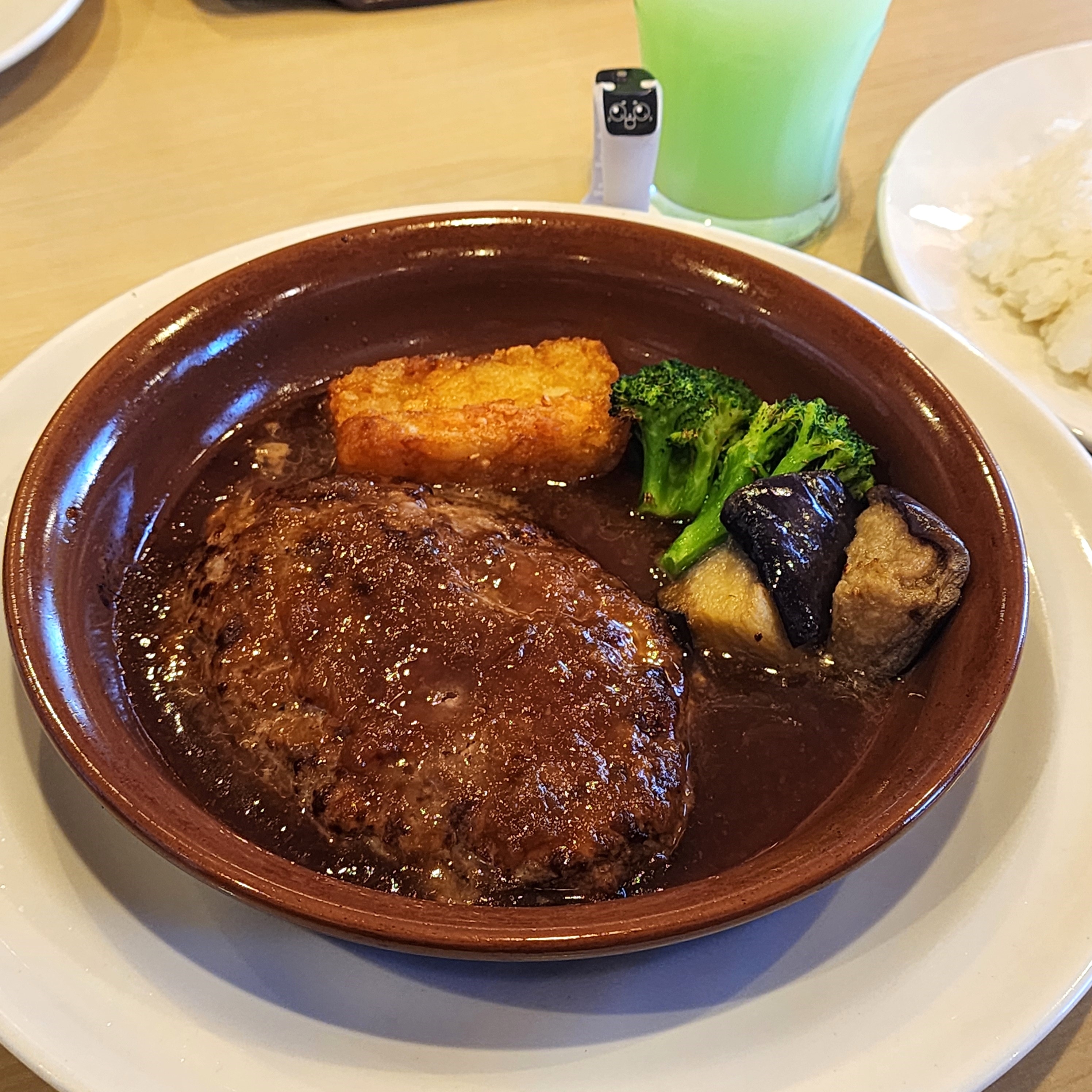 ガストのおすすめフード「ビーフ100％粗挽きステーキハンバーグ〜オニオンソース〜」