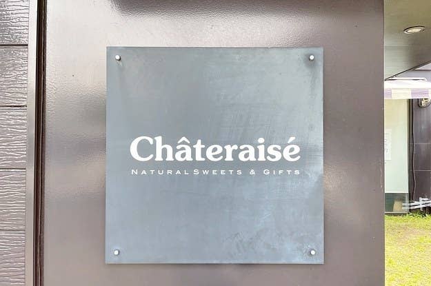 シャトレーゼの店舗看板、ナチュラルスイーツ＆ギフツとテキスト表示。