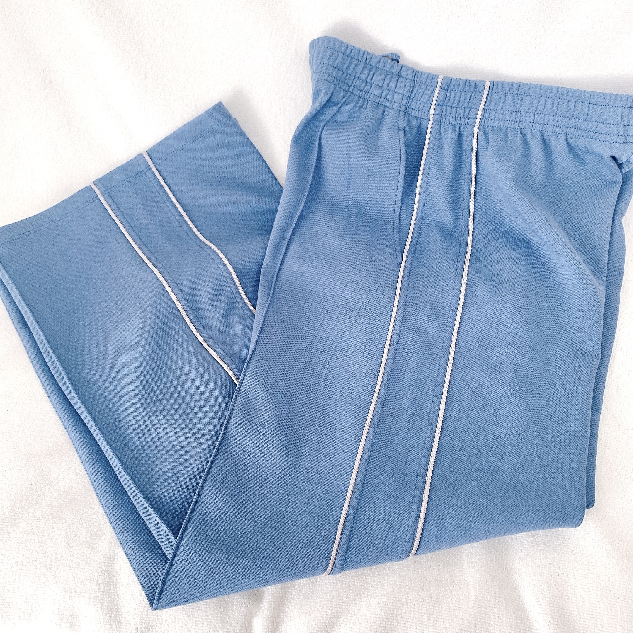 GU(ジーユー)のおすすめのレディースアイテム「サイドライントラックパンツQ+E」