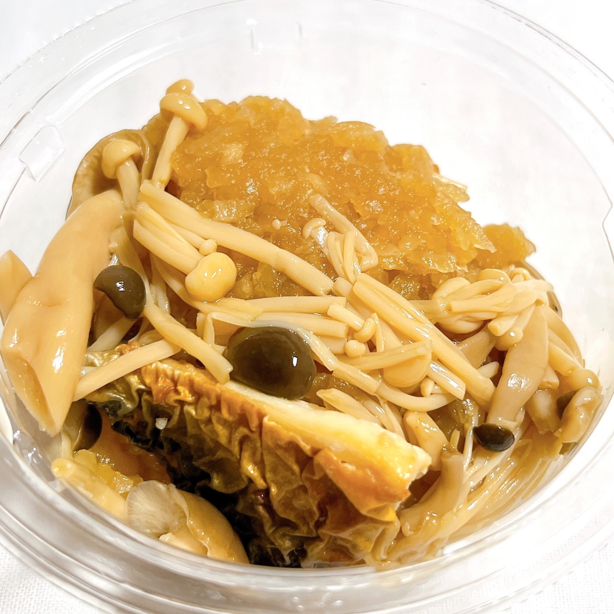 プラスチック容器に入ったキノコとワカメの和え物