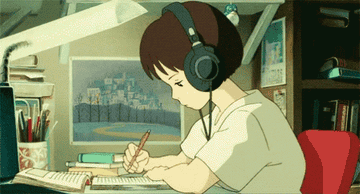 Personaje animado femenino con auriculares escribiendo en un escritorio