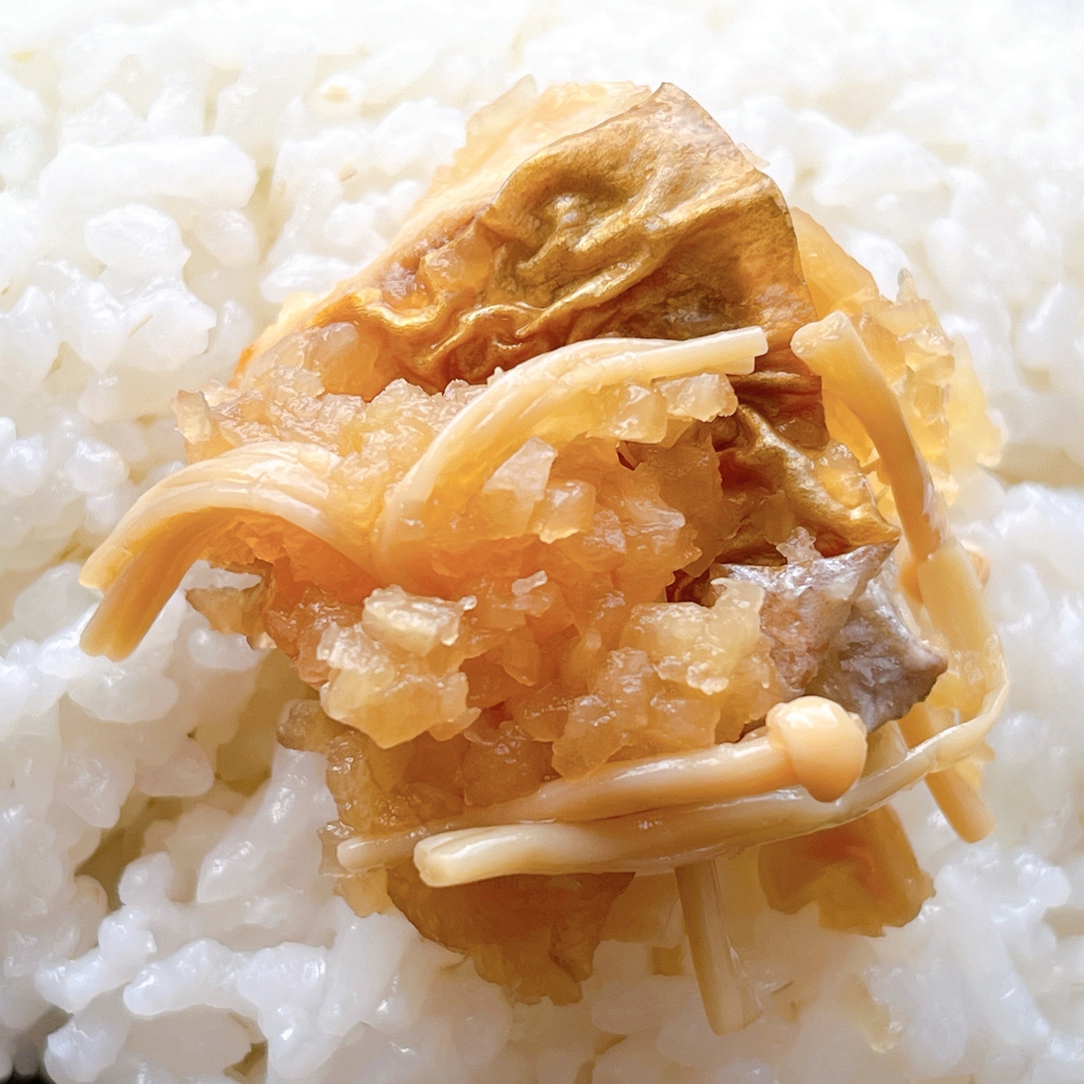 ご飯の上に乗った梅干しと酢の物です。