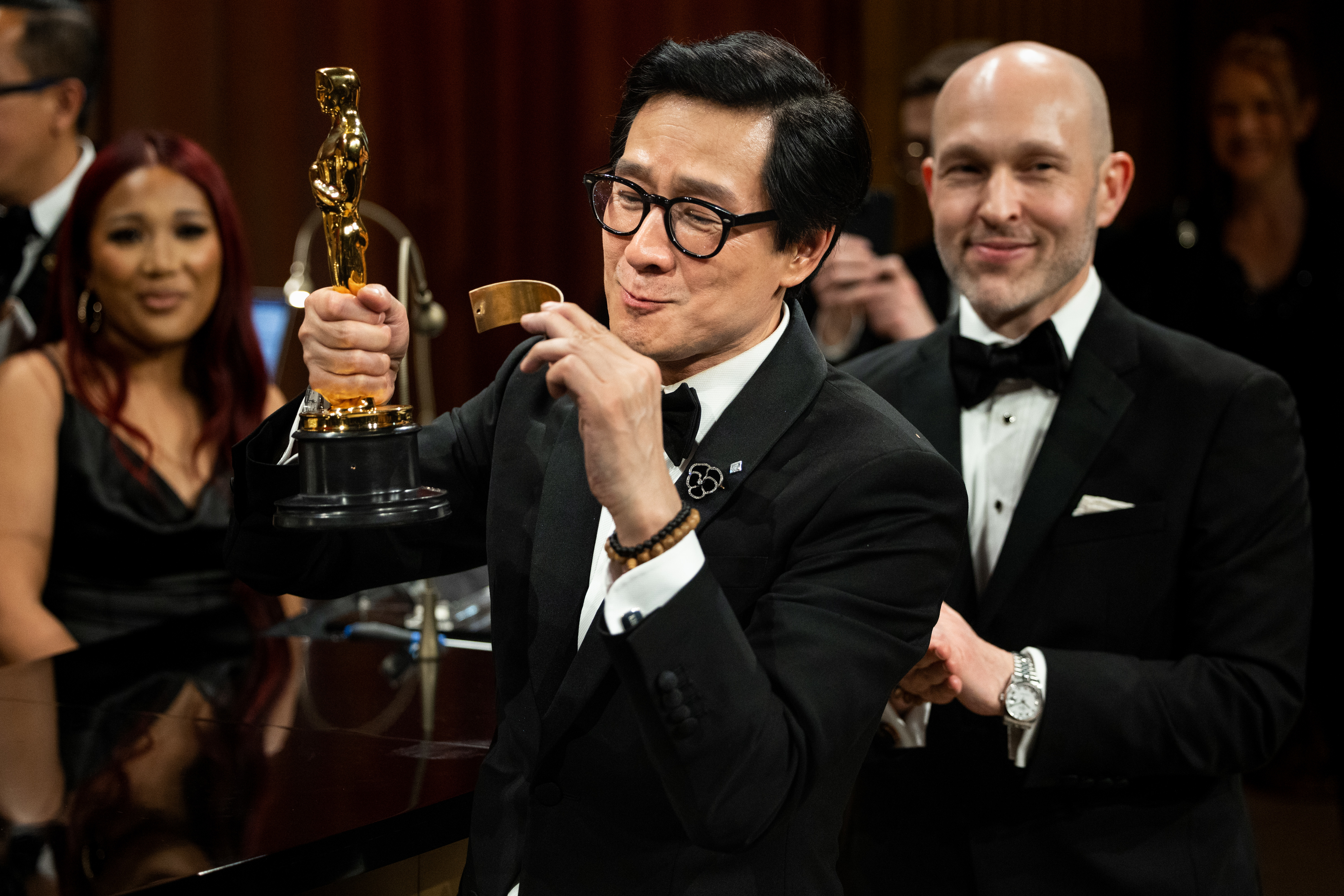 Ke Huy Quan with his Oscar