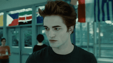 Edward Cullen, personaje de &#x27;Crepúsculo&#x27;, con expresión seria en una escena del instituto