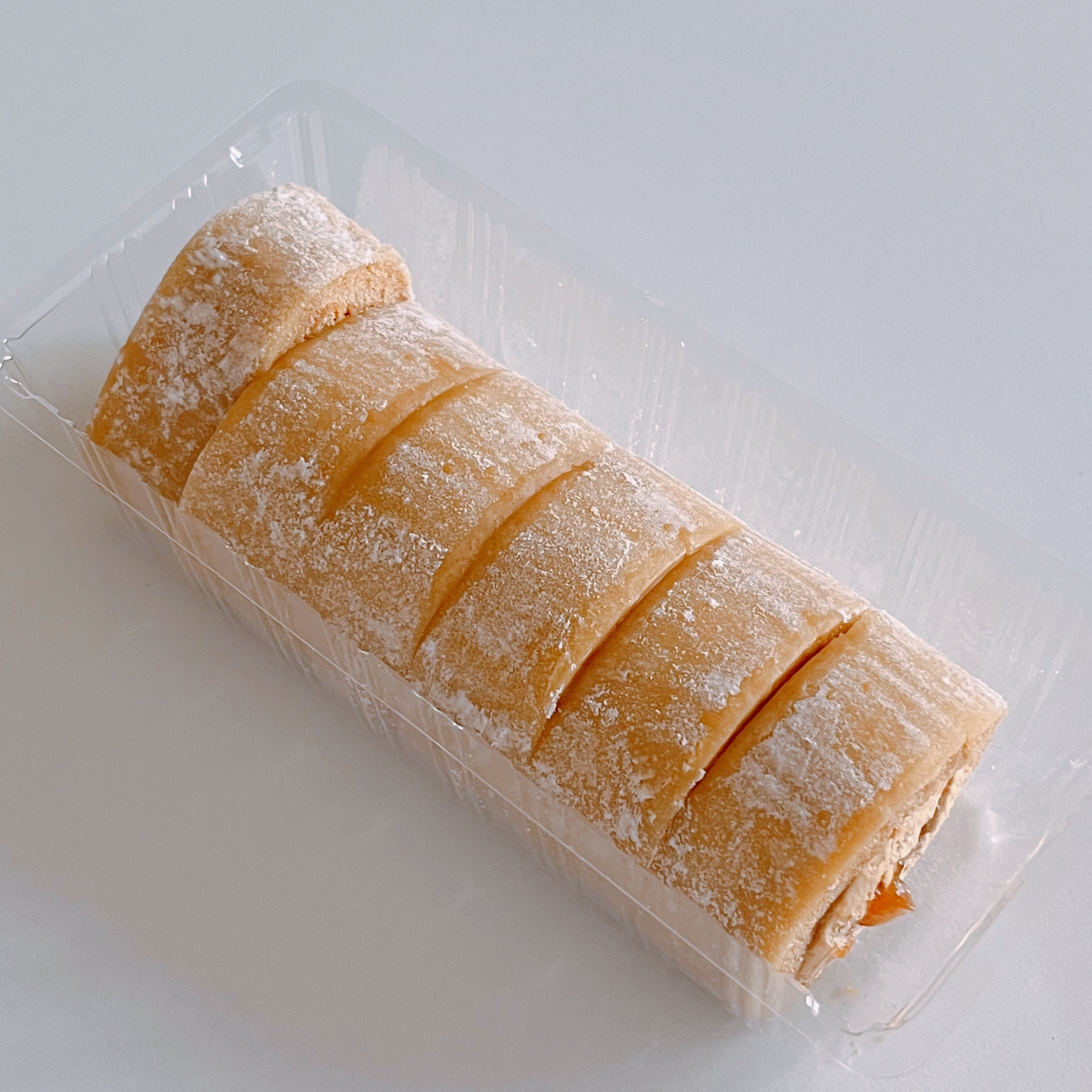 ローソンのおすすめスイーツ「Uchi Café×桔梗屋 お餅で巻いたもち食感ロール」