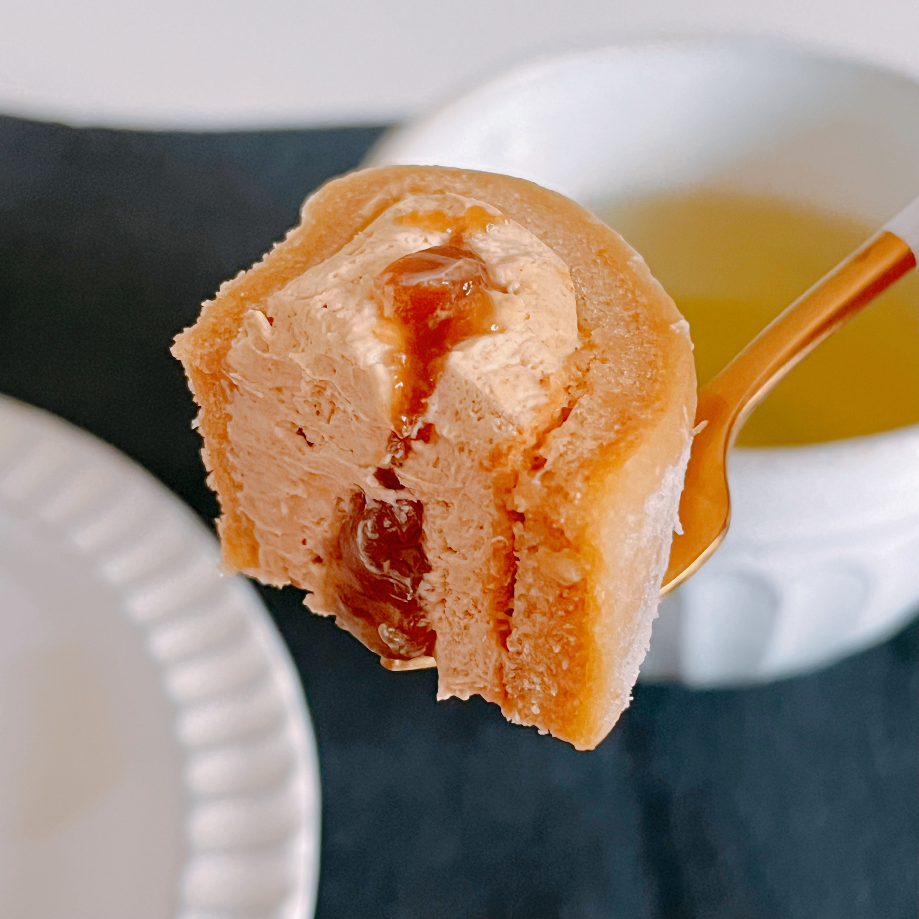 ローソンのおすすめスイーツ「Uchi Café×桔梗屋 お餅で巻いたもち食感ロール」