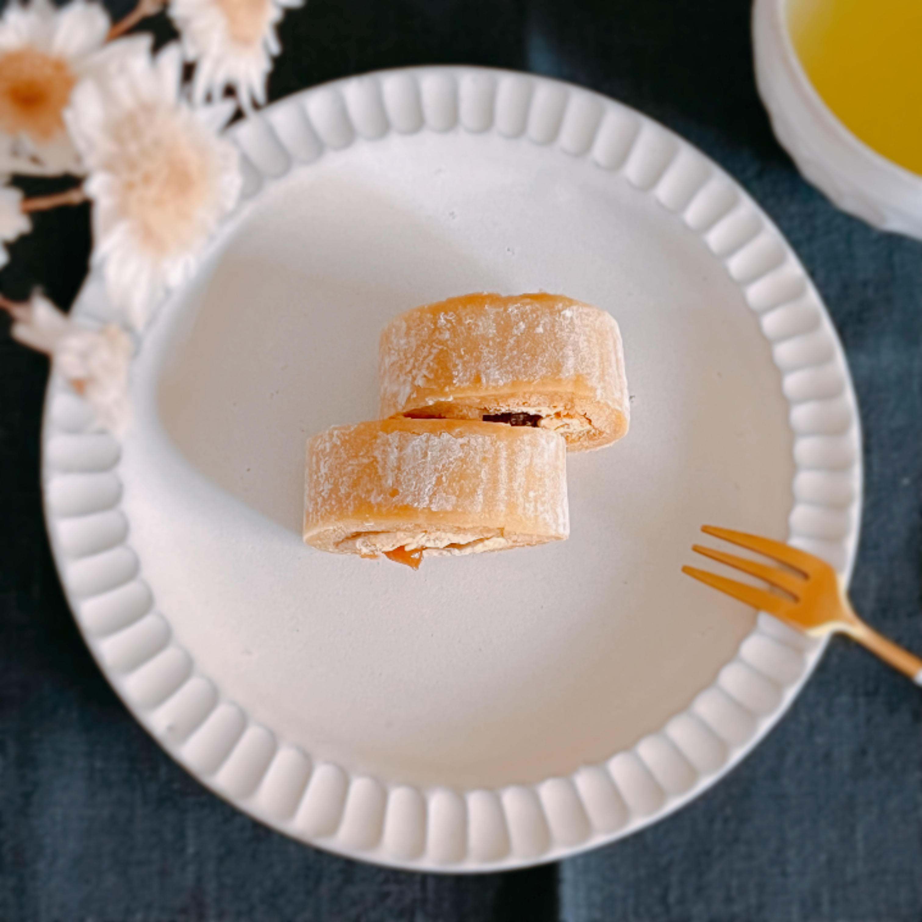 ローソンのおすすめスイーツ「Uchi Café×桔梗屋 お餅で巻いたもち食感ロール」