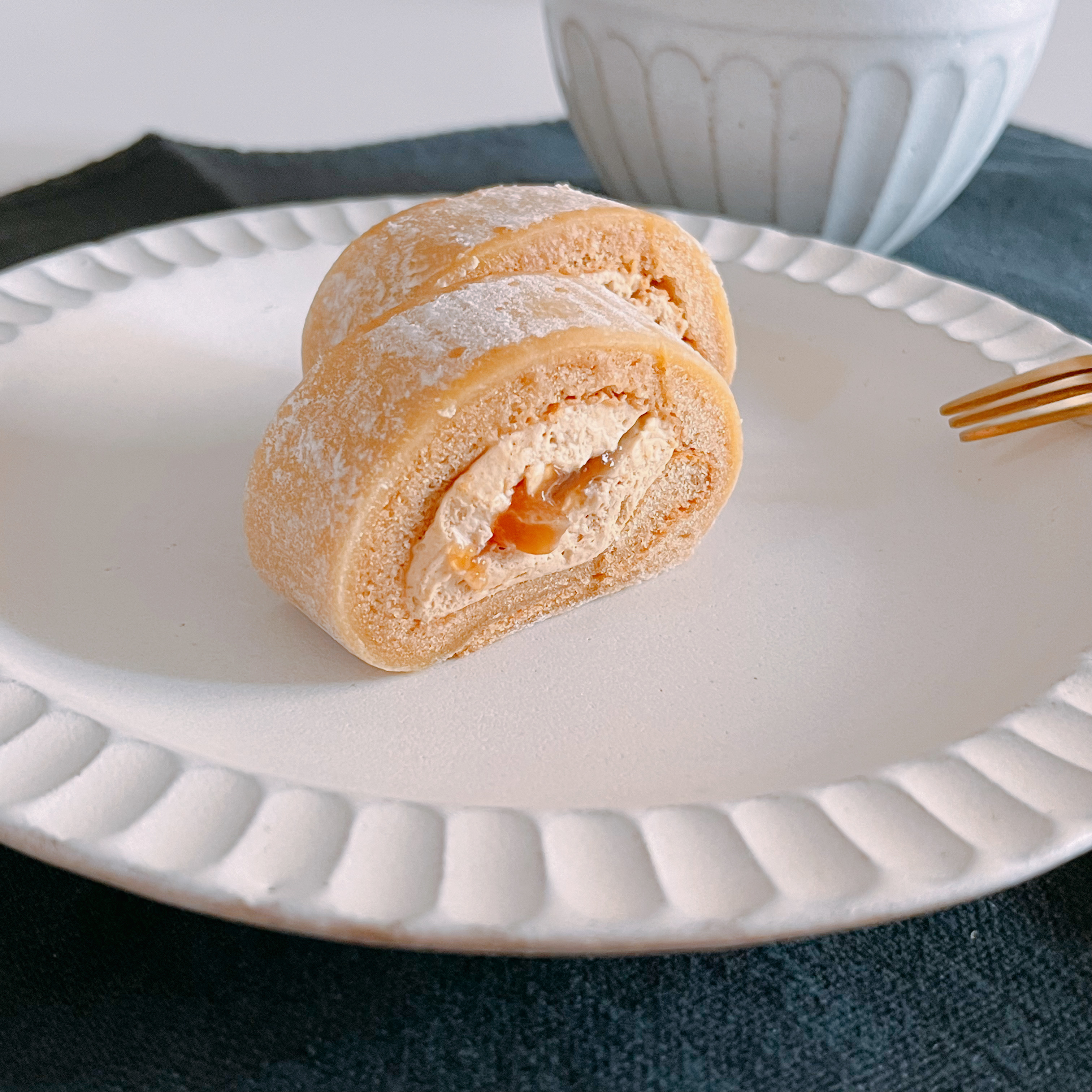 ローソンのおすすめスイーツ「Uchi Café×桔梗屋 お餅で巻いたもち食感ロール」