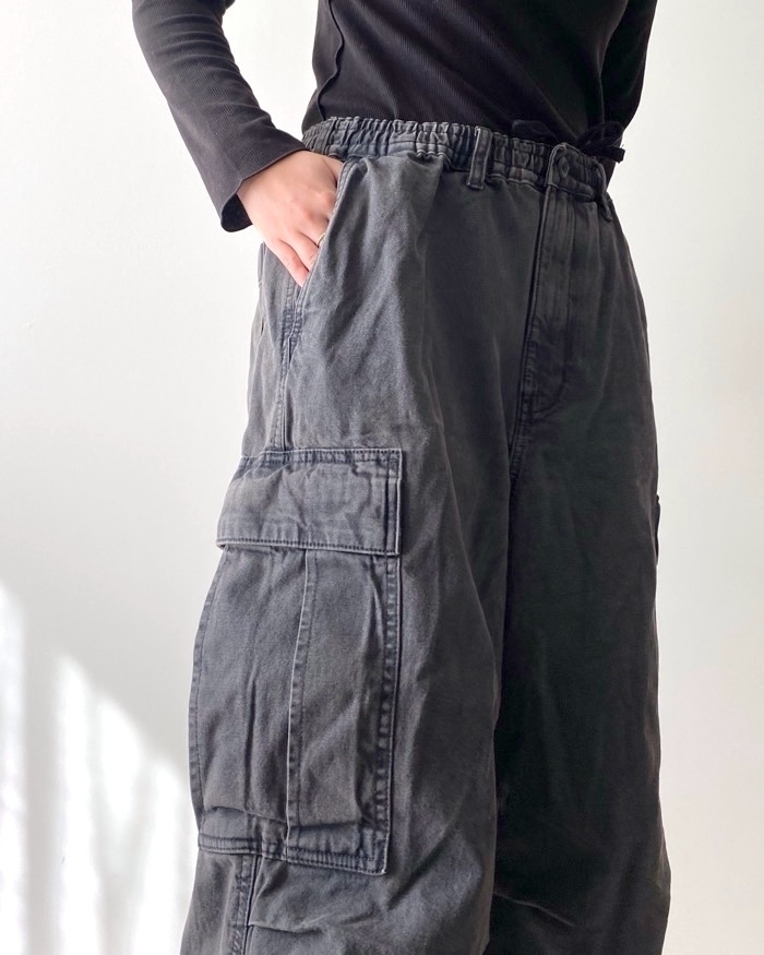 GUのおすすめ楽ちんボトムス「デニムスーパーワイドカーゴパンツ」