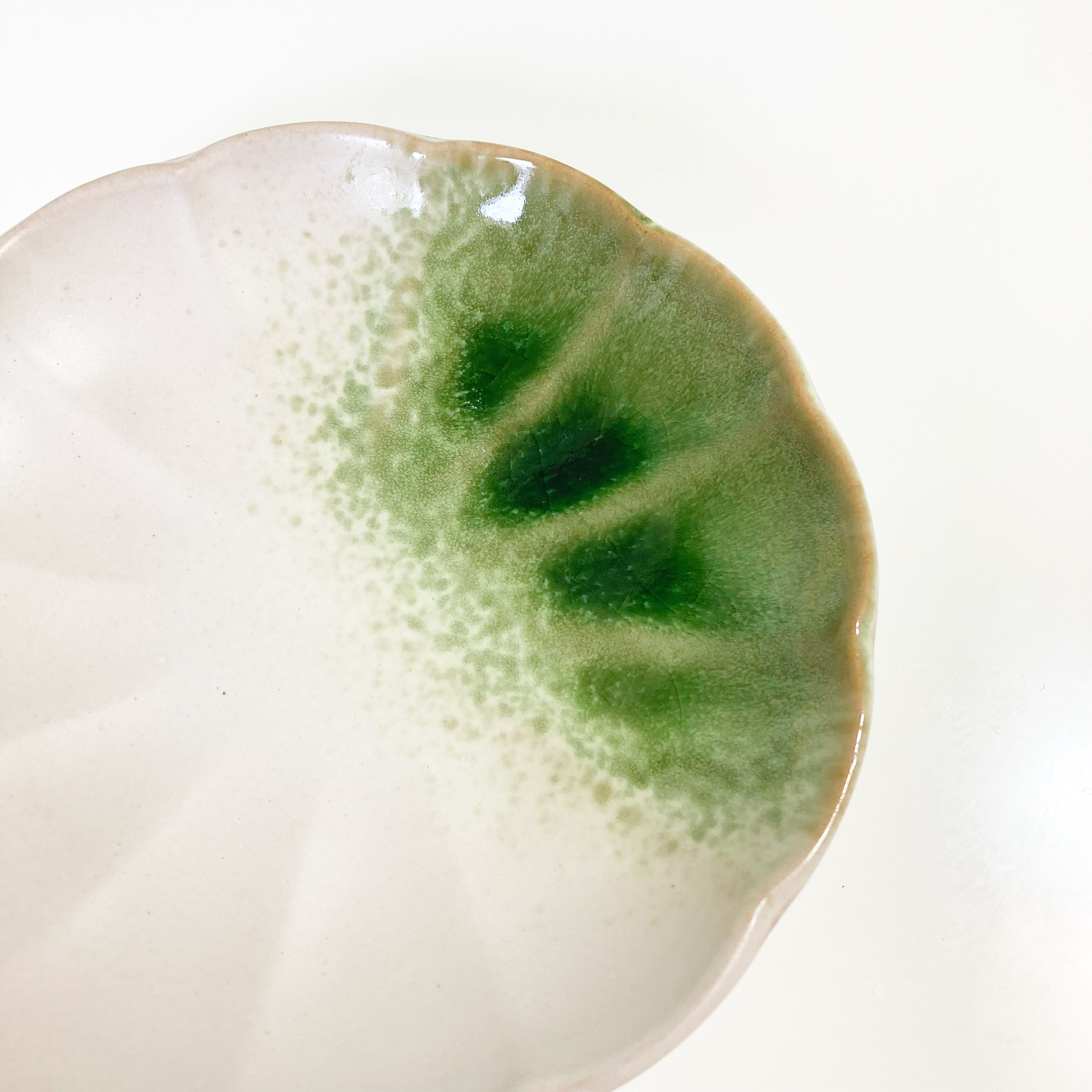 ダイソーのオススメの食器「緑吹花皿（約16cm×H3cm）」
