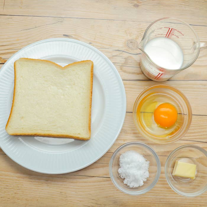 食材が並べられたテーブル、パン、牛乳、卵、砂糖、バターが含まれています。
