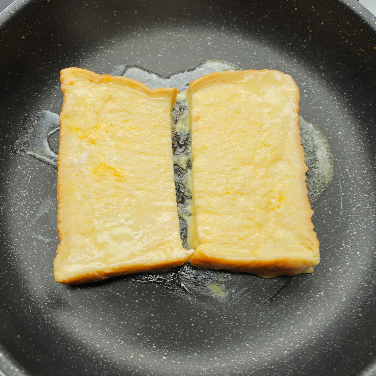 フライパンで焼かれている二つのフレンチトースト