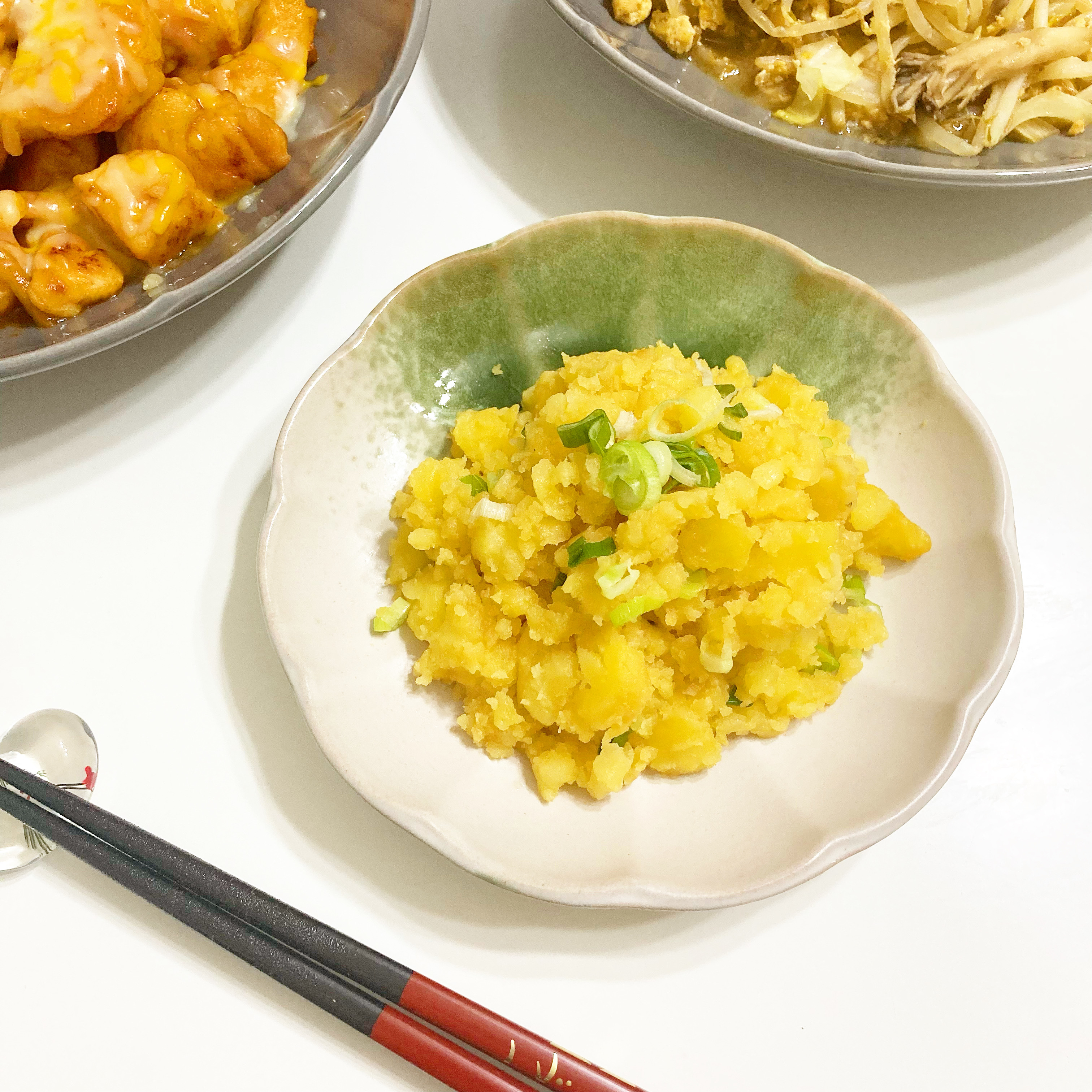 ダイソーのオススメの食器「緑吹花皿(約16cm×H3cm)」