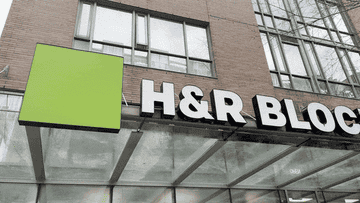 Panneau de H&R Block au-dessus de l'entrée de l'immeuble