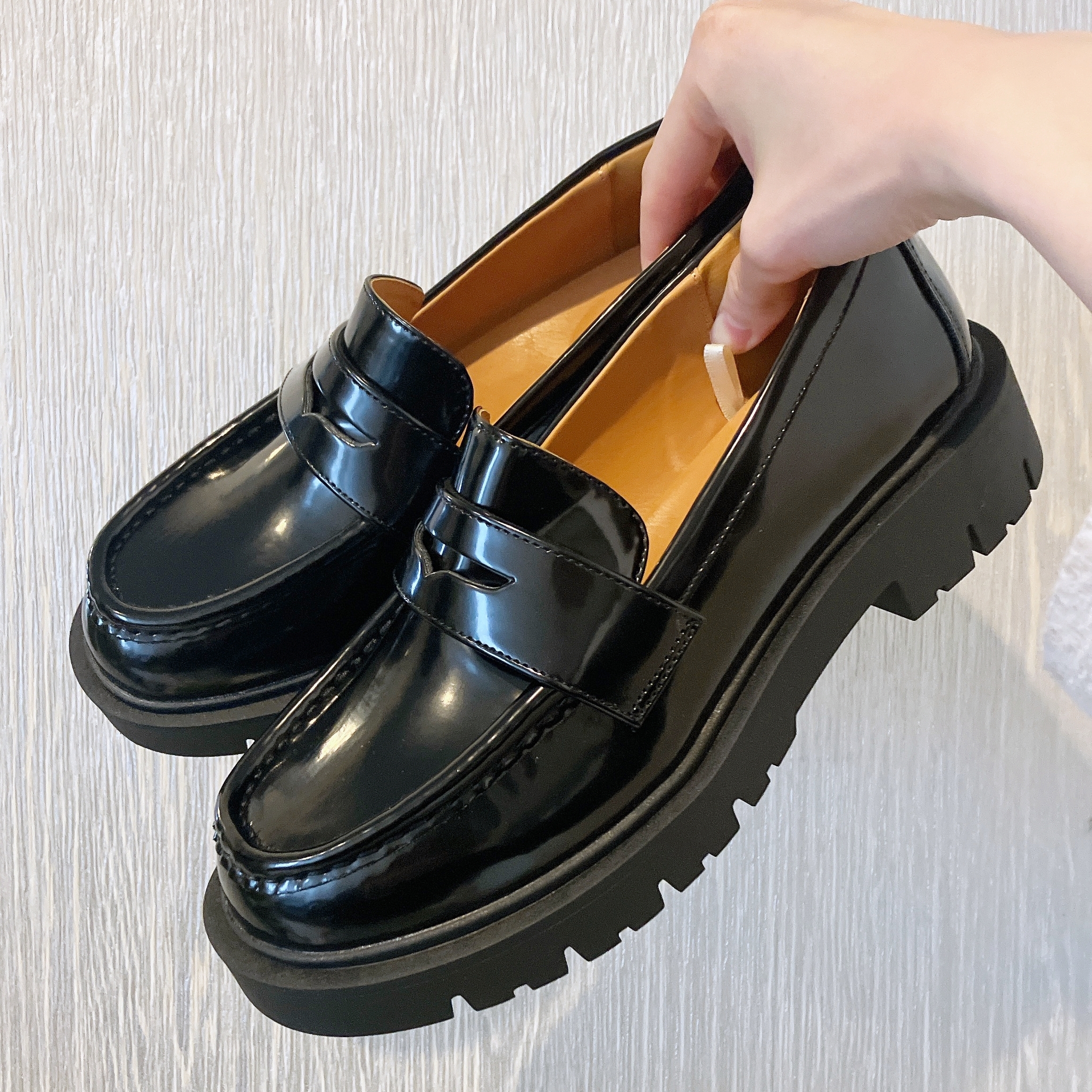 ユニクロC】履いた瞬間好きになった！レトロ感たっぷりな「厚底