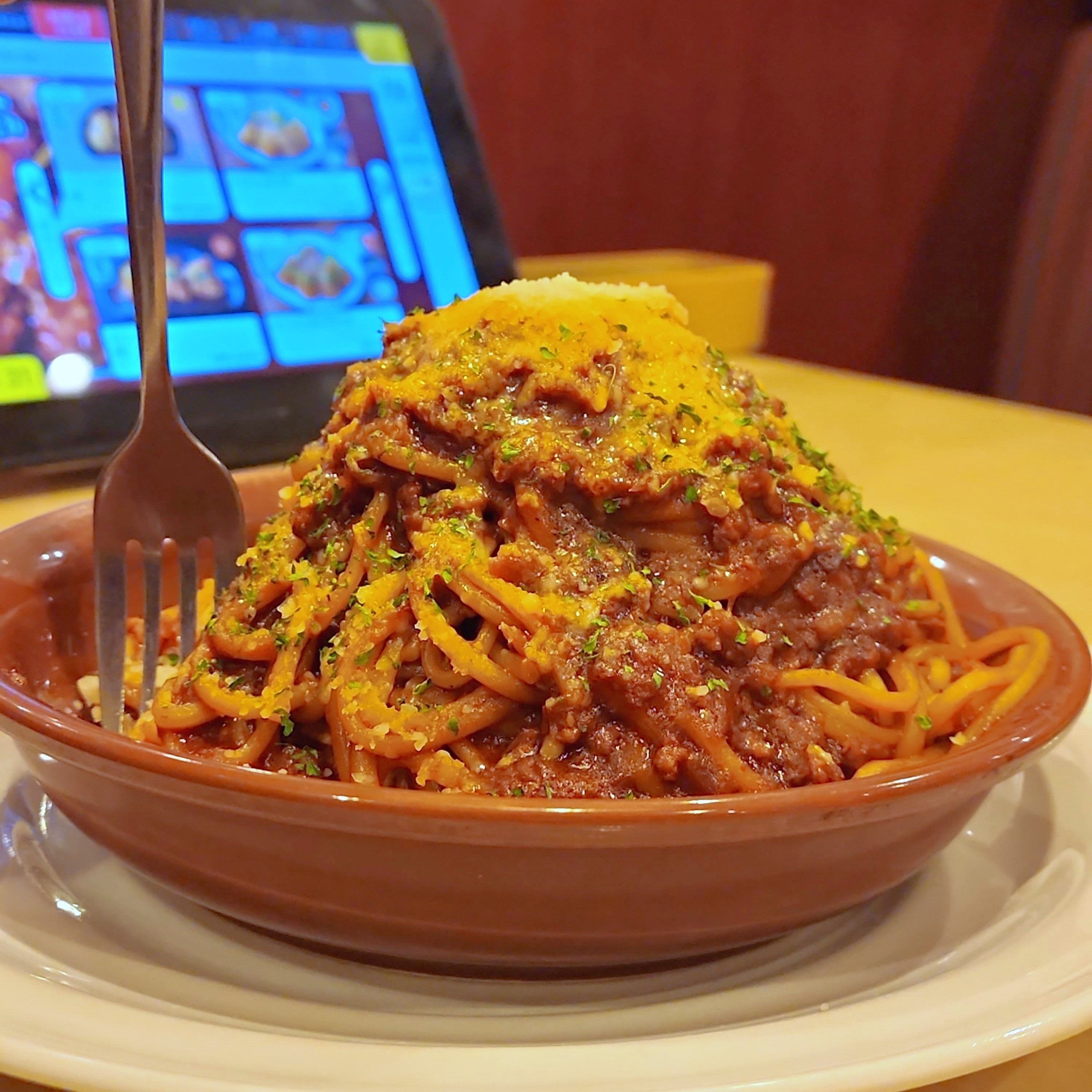 ガストのオススメのフード「富士山大盛りミートソース」