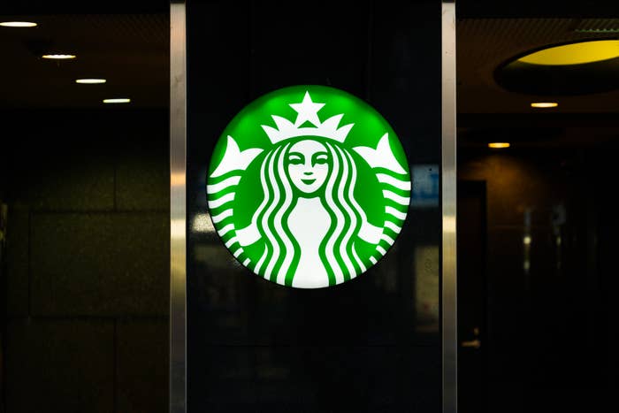 スターバックスのロゴが掲げられた看板