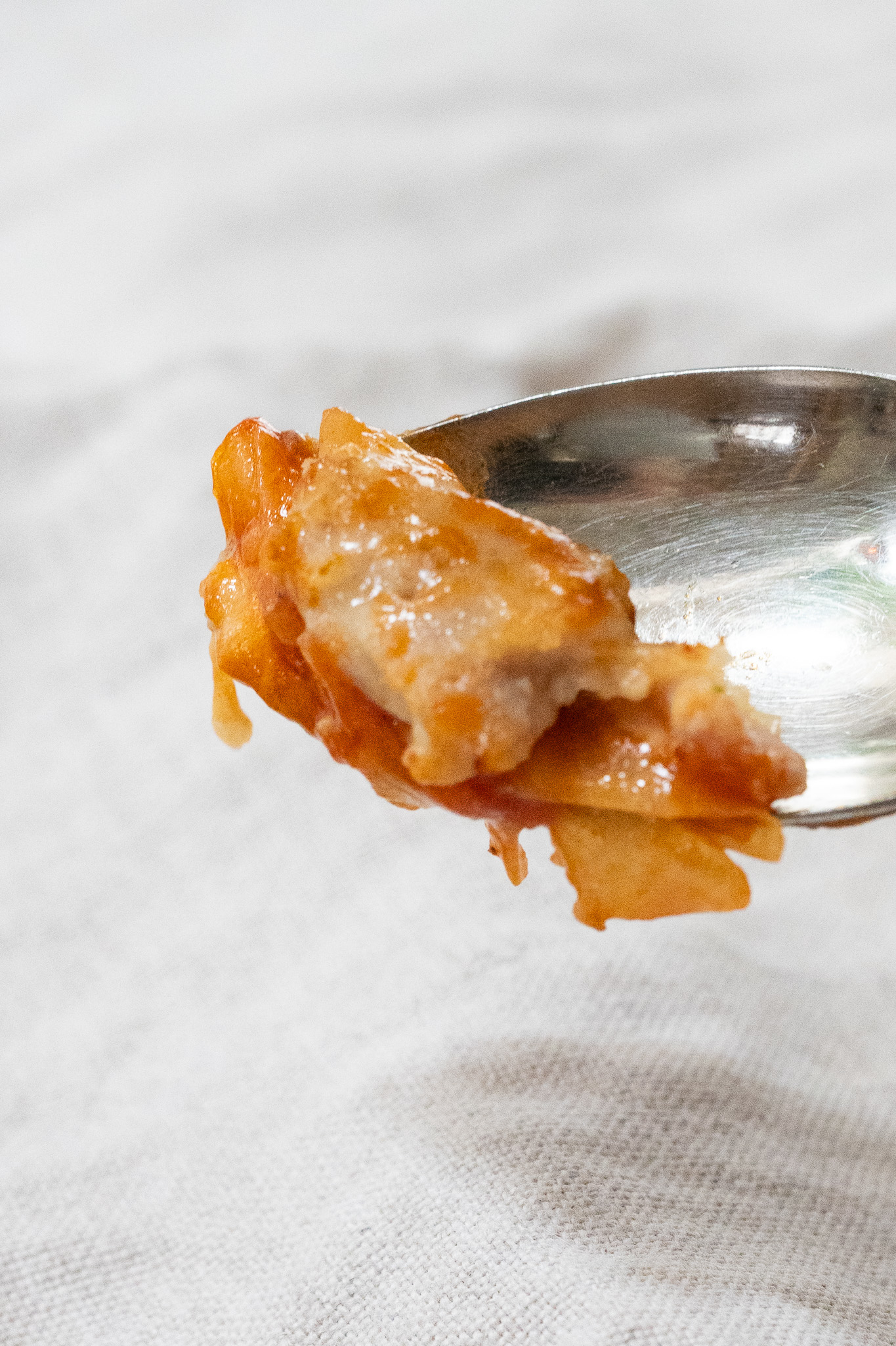 スプーンで持ち上げられたマカロニとチーズ