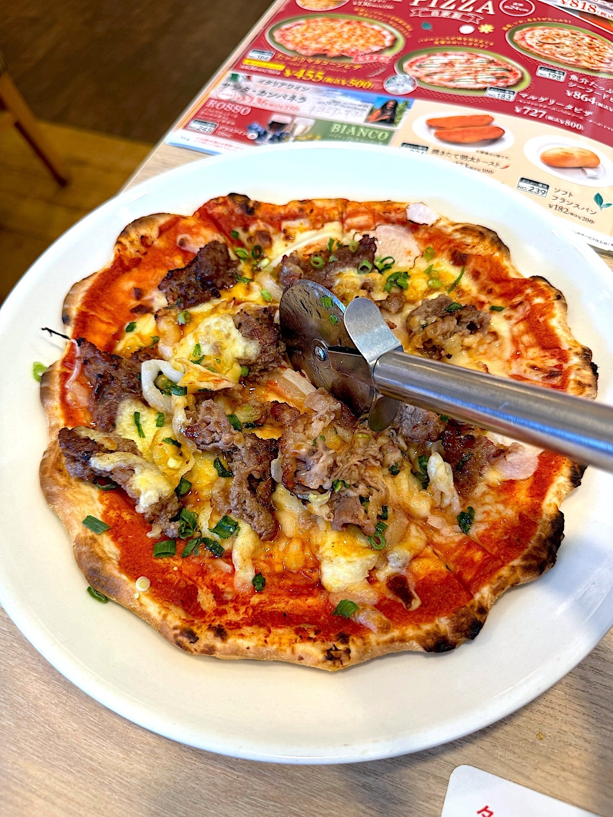 ガストのおすすめメニュー「牛すき焼きピザ」