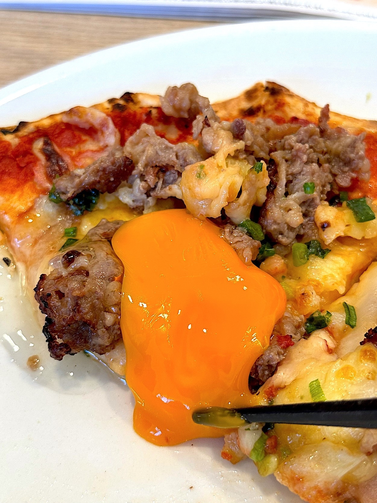 ガストのおすすめメニュー「牛すき焼きピザ」