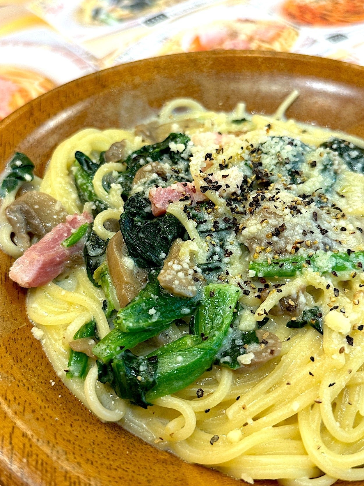 サイゼリヤの「きのことほうれん草のクリームスパゲッティ」スパゲッティにほうれん草やベーコンが乗っている