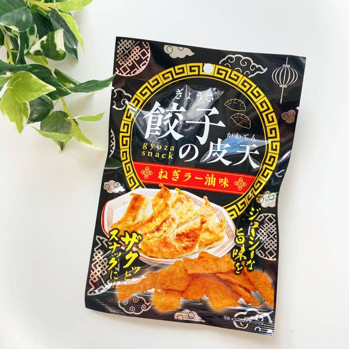 DAISO（ダイソー）のおすすめお菓子「餃子の皮天 ねぎラー油味」