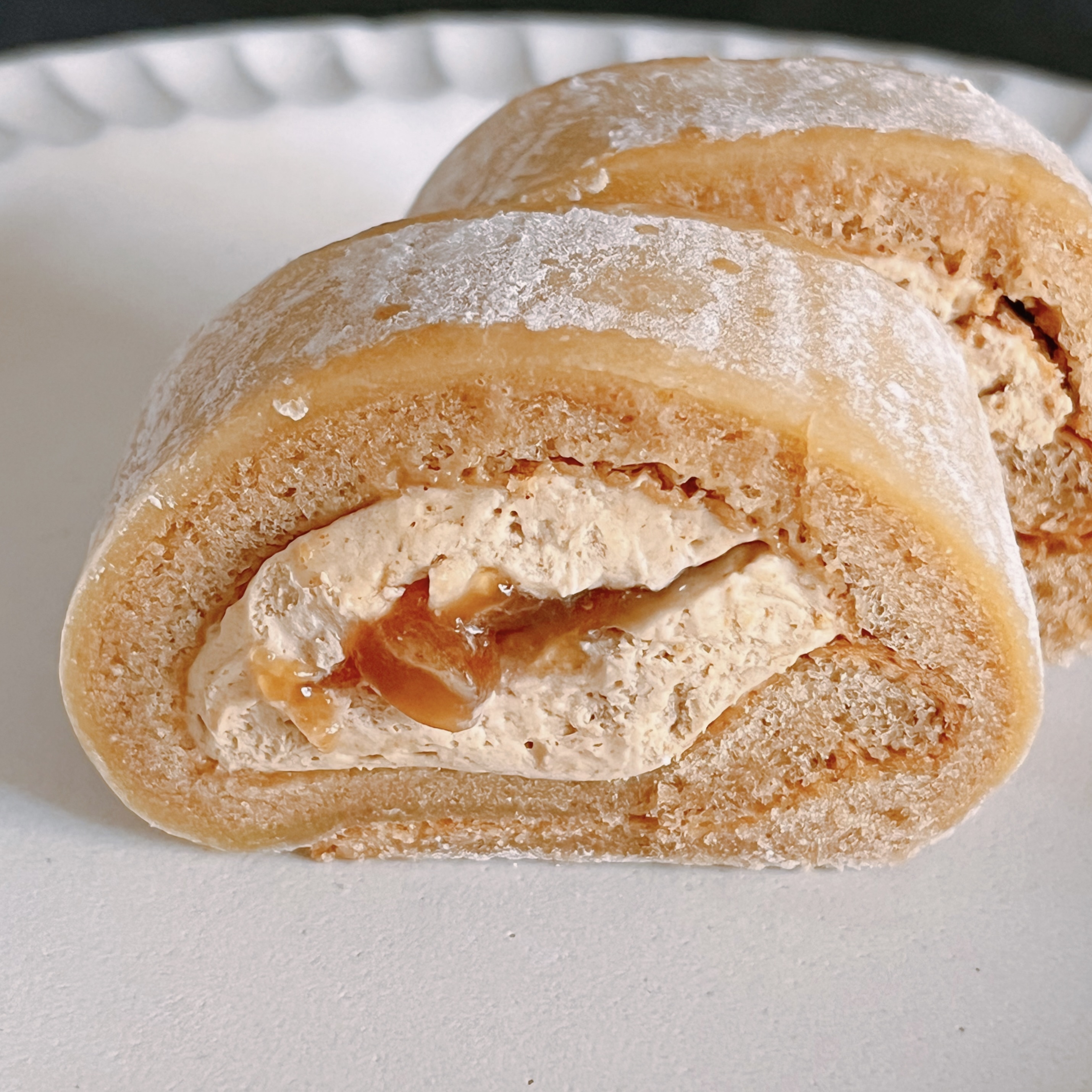 ローソンのおすすめスイーツ「Uchi Café×桔梗屋 お餅で巻いたもち食感ロール」