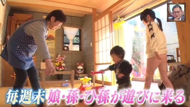 家族が居間で遊んでいる様子。