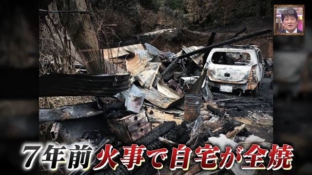 燃えた跡の車とがれきが散乱している現場。小さな写真で男性の顔が見える。