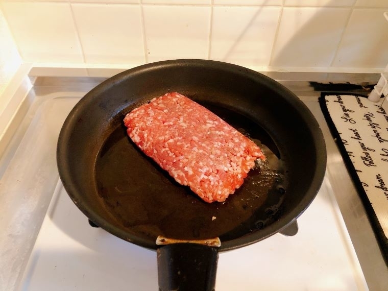 フライパンで調理中のステーキ。