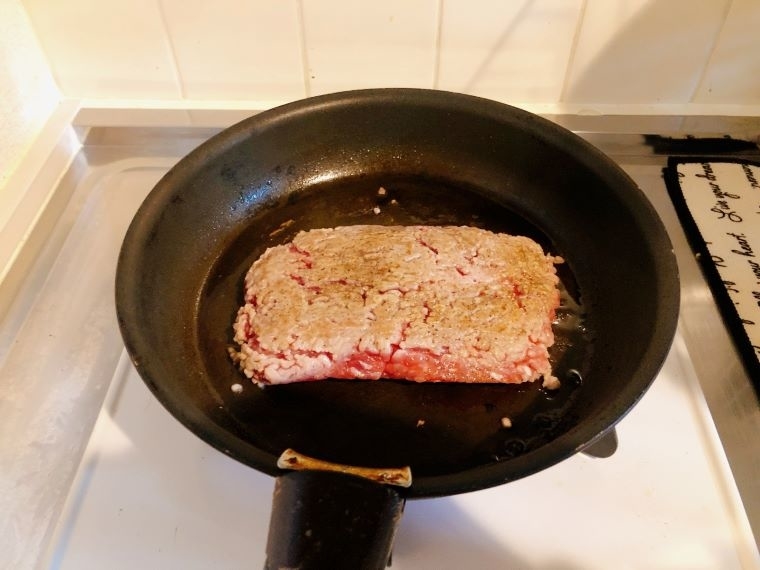 フライパンで調理中のひき肉