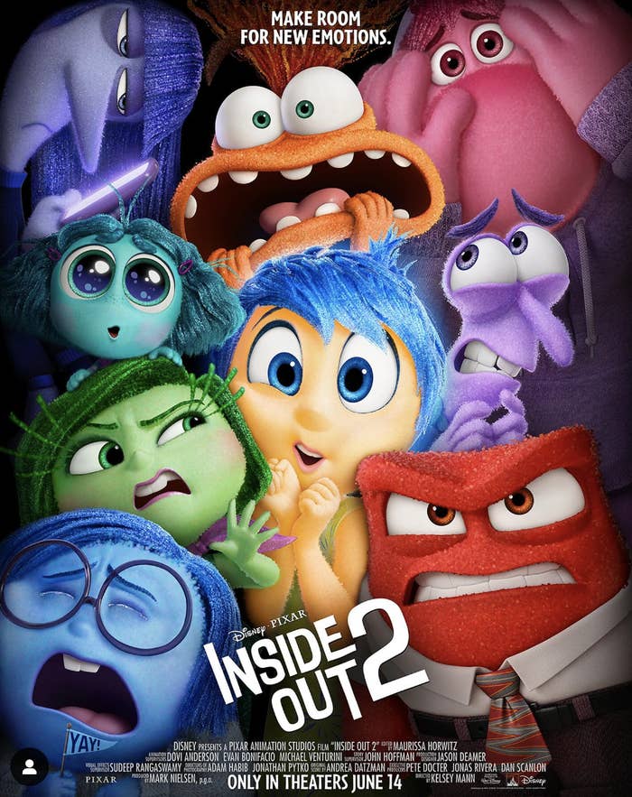 Póster de &quot;Inside Out 2&quot; con personajes animados representando emociones diversas, como Alegría, Tristeza, Furia, entre otros