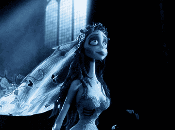 Personaje animado Emily de &quot;La novia cadáver&quot; sonriendo, vestido de novia con detalles florales