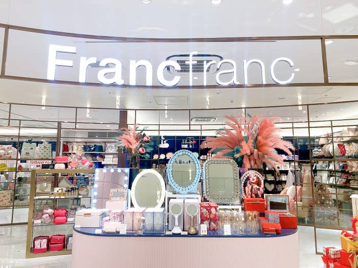 店内の商品が並ぶFrancfrancの店舗入口。