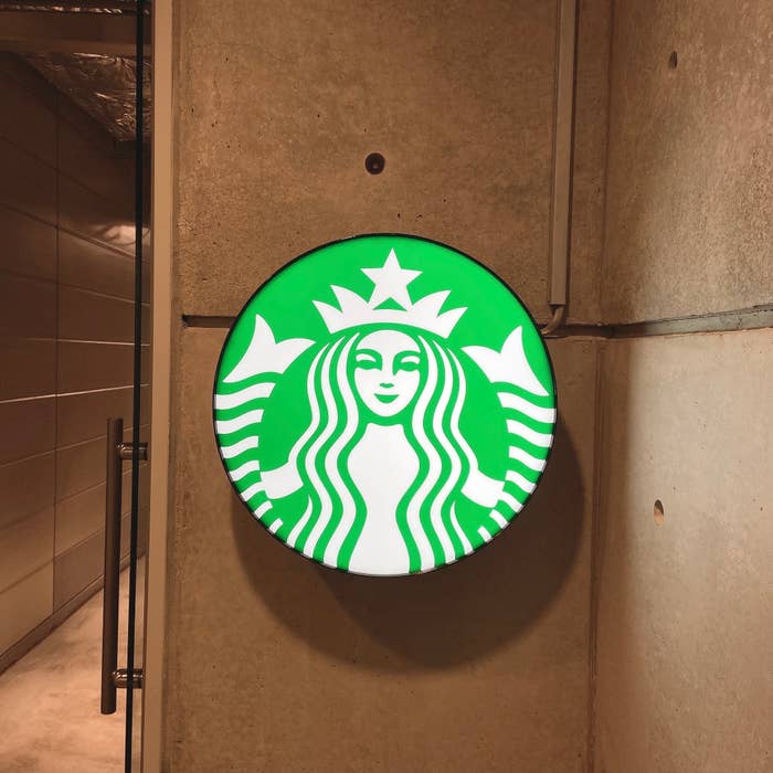スターバックスのロゴが掲げられた看板。