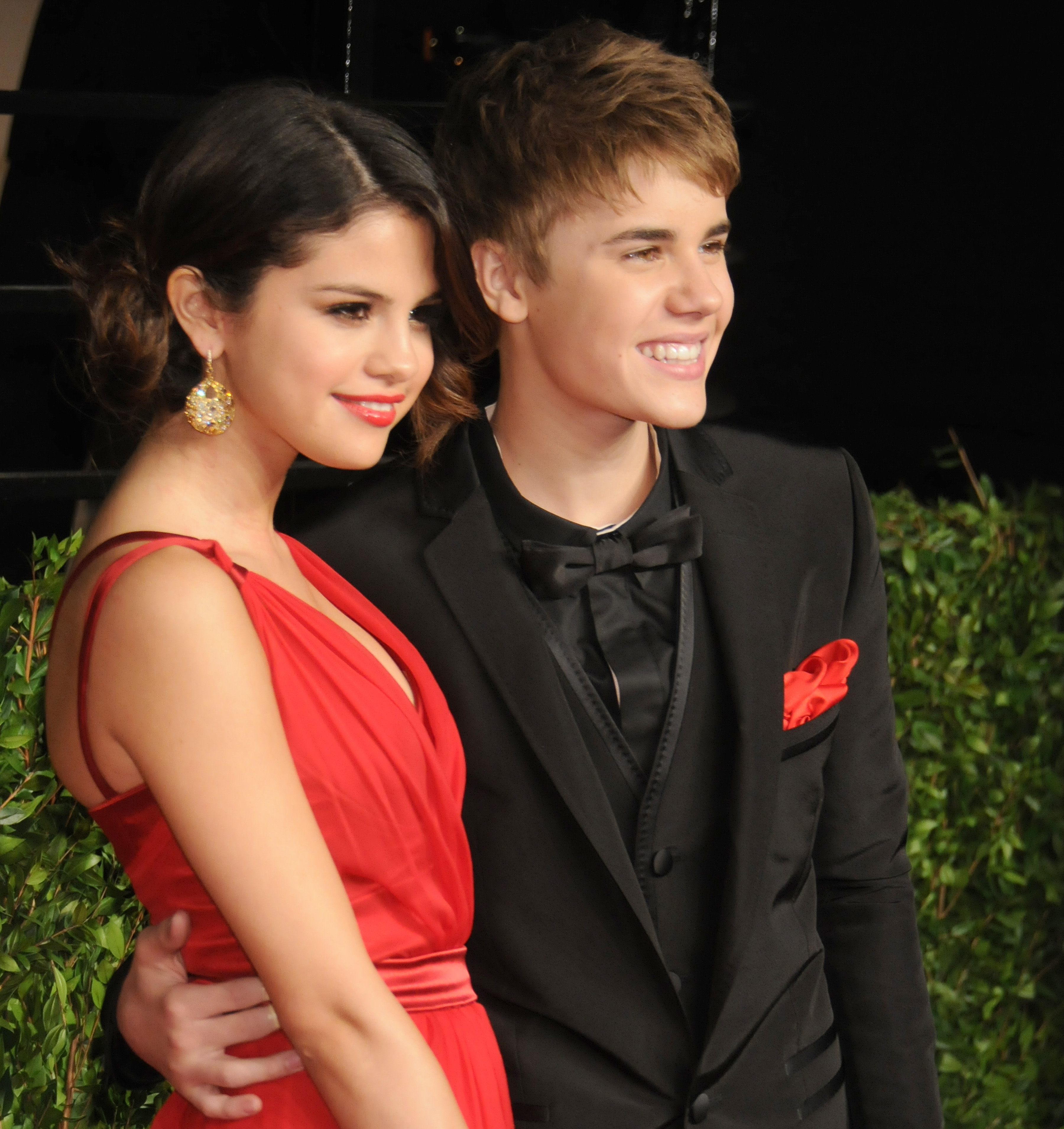 closeup of selena and justin in the past at an event